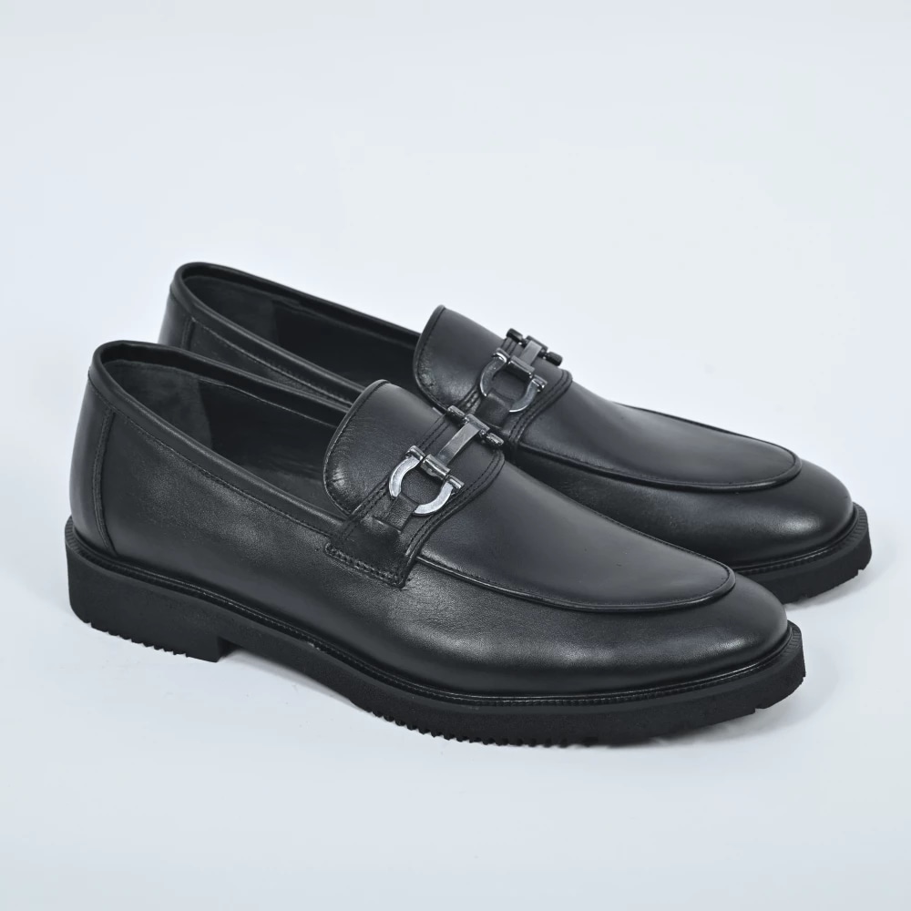 CHAUSSURE AVEC BOUCLE FRONTALE — Noir