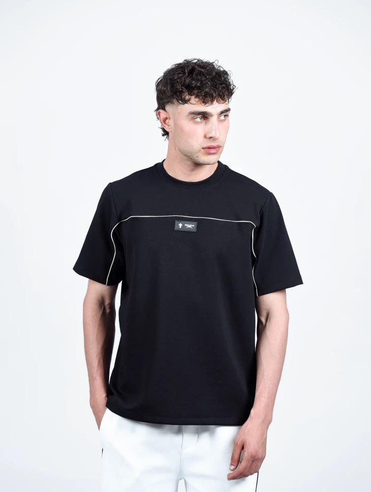 T-SHIRT COL ROND AVEC NERVURE CONTRASTE ET BADGE — Noir