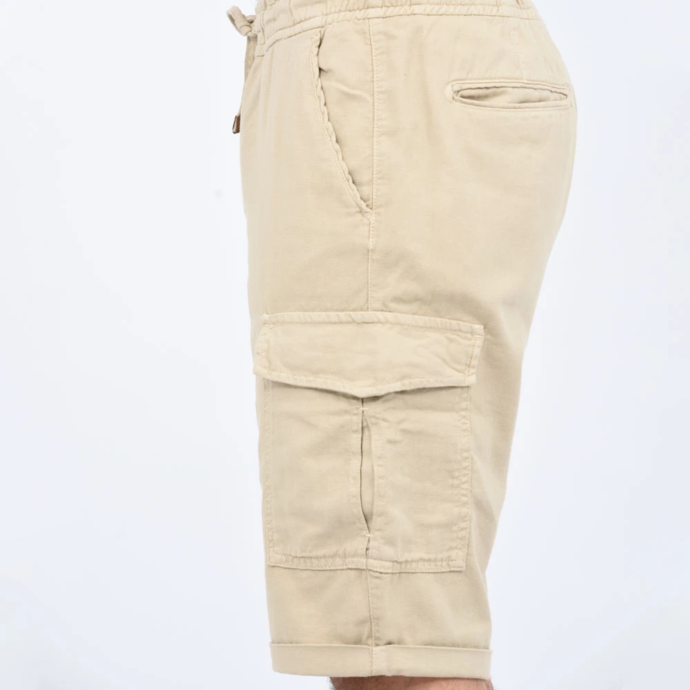 Bermuda cargo en lin avec poches latérales, porté de face en beige clair