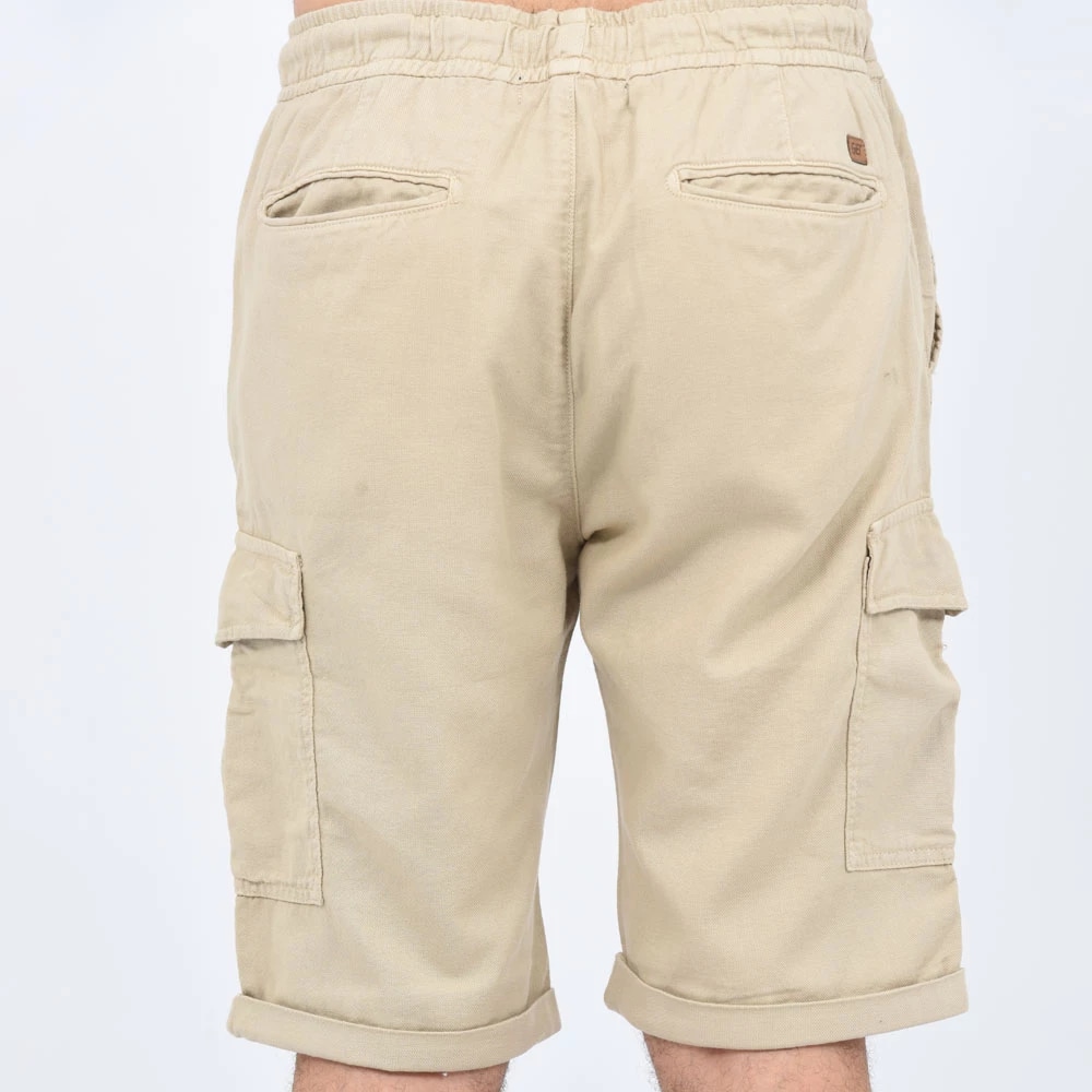 Bermuda cargo en lin, léger et confortable pour un style décontracté en vue de dos en beige clair