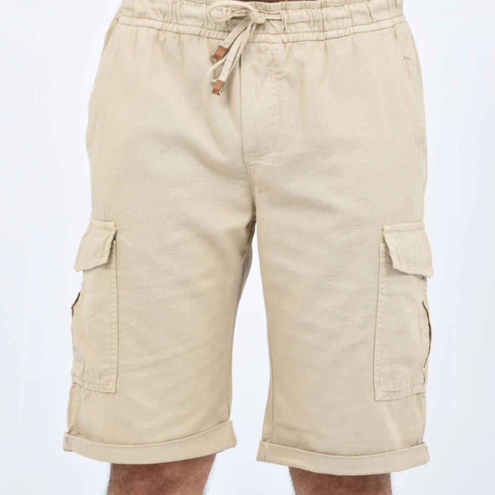 Bermuda cargo en lin avec poches latérales, porté de face beige clair
